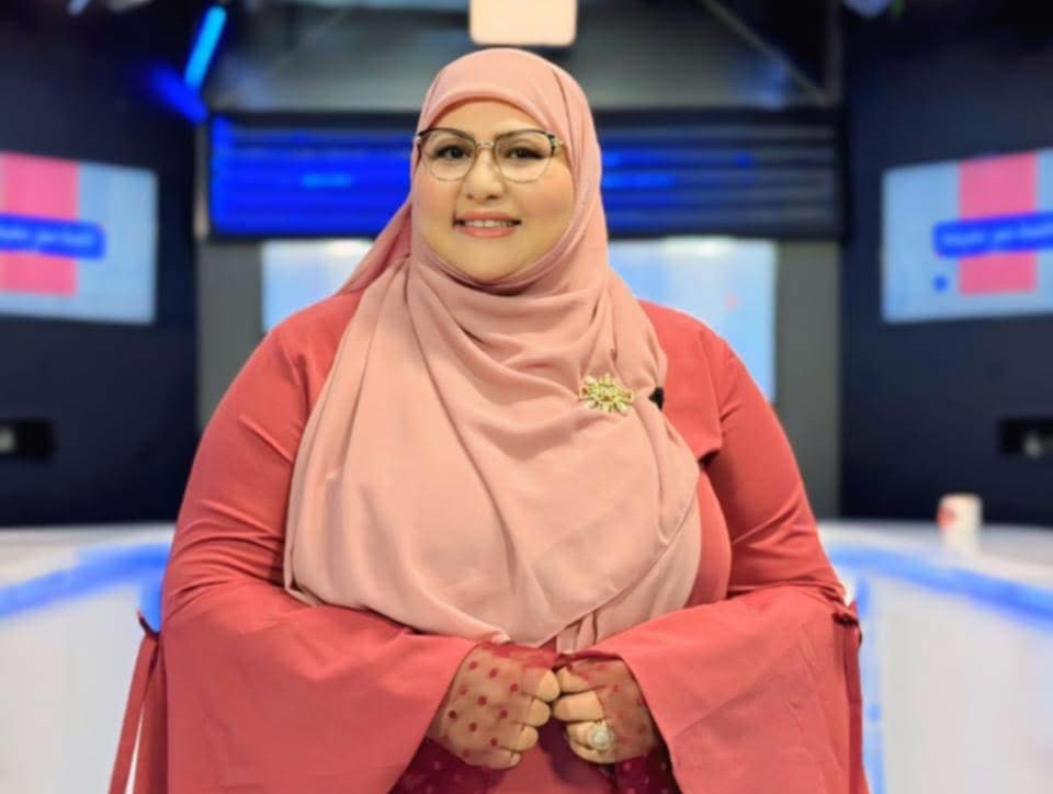 عفيفة بوكيل.. نجمة إعلامية متألقة وثابتة في الساحة