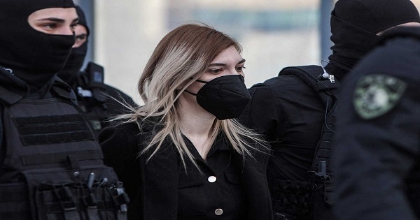 امرأة متهمة بقتل بناتها الثلاث