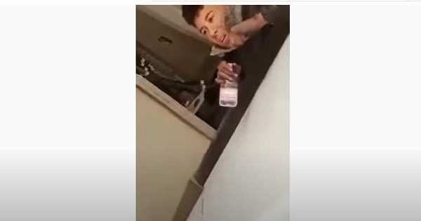 متخفياً أسفل الطائرة.. جزائري يصل فرنسا بطريقة مميتة (فيديو)