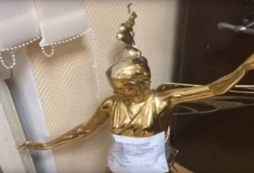 شاب يهدي حبيبته تمثالاً مسروقاً