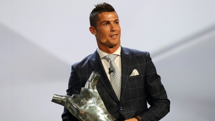 البرتغالي كريستيانو رونالدو  مهاجم ريال مدريد الاسباني افضل لاعب في اوروبا