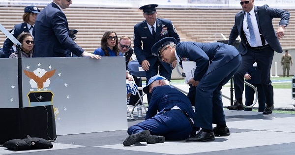 الرئيس الأمريكي جو بايدن يسقط على المنصة بعد إلقاء كلمة في حفل تخريج أكاديمية القوات الجوية