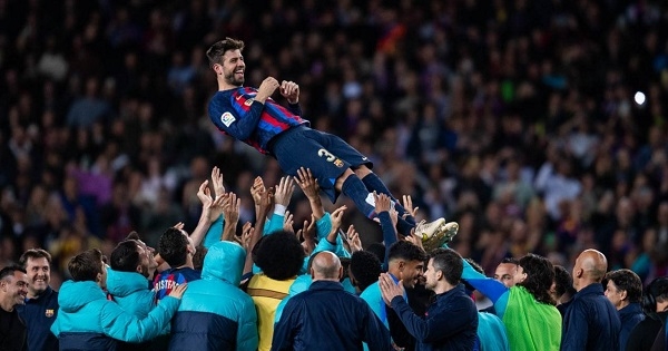 مشهد مؤثر..بيكيه يودع برشلونة بالدموع في ليلة اعتزاله