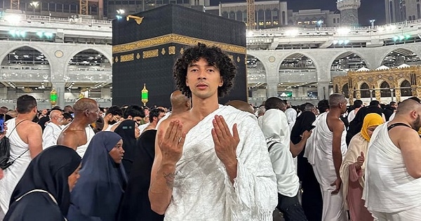 غالي يؤدي مناسك العمرة (صورة)