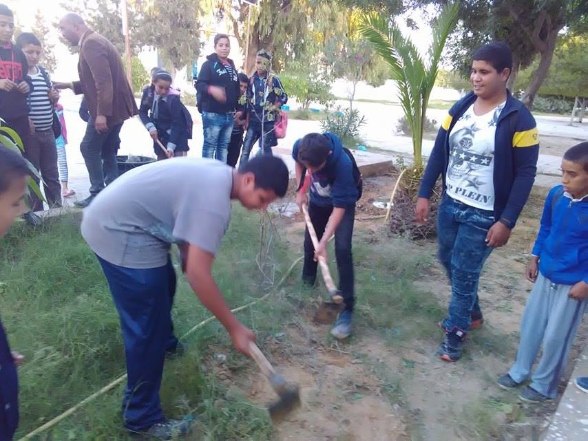 في اعدادية السواسي: تلاميذ المبيت يحتفلون بعيد الشجرة ويغرسون الأشجار ونباتات الزينة .. صور وفيديو