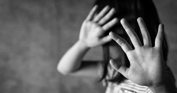 يعتديان على ابنتهما ويرغمانها على التسول