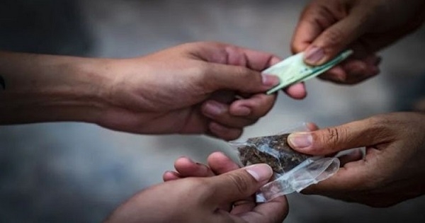 سليانة: القبض على حارس مدرسة يبيع المخدرات للتلاميذ