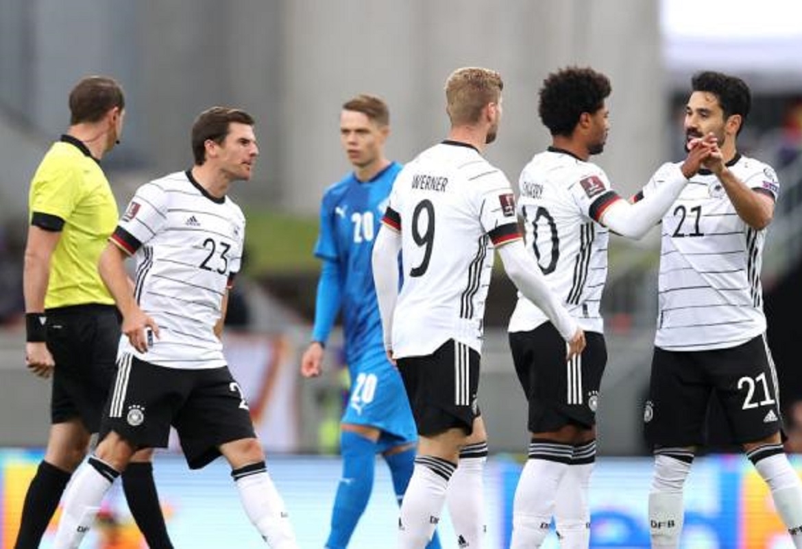 منتخب المانشافت ينجو من حادث سقوط طائرته