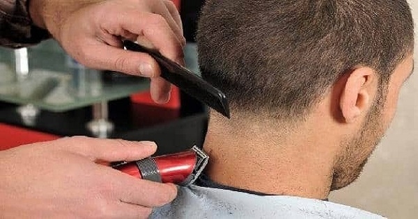 حلاق في المنزه السادس يطرد من عمله فيثور و يقوم ببعث مشروع حلاقة في اريانة