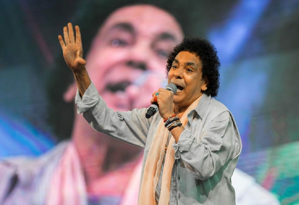 نقل الفنان المصري محمد منير للمستشفى بعد تعرضه لوعكة صحية