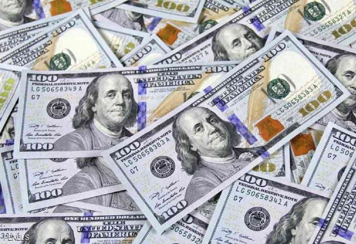 يرمي 270 مليون دولار في القمامة
