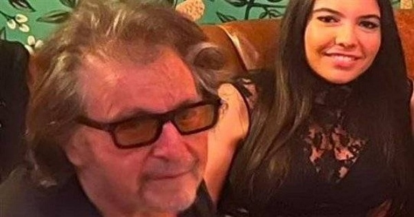 آل باتشينو (83 عاما) يعلن انتظاره طفلاً مع حبيبته نور الفلاح (29 عاما)