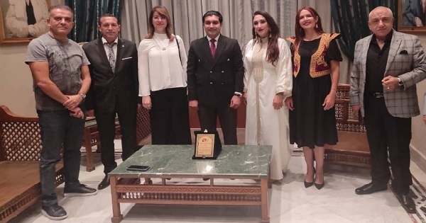 رئيس جمعية الأخوّة المصرية التونسية أحمد سمير يكرم مجموعة مقامات التونسية بمهرجان الموسيقى العربية بحضور وفد السفارة التونسية بالقاهرة وكوكبة من الفنانين