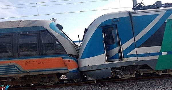 إنهاء مهام مسؤولين بعد حادث اصطدام القطارين
